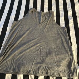 Classic fit sleeveless vneck